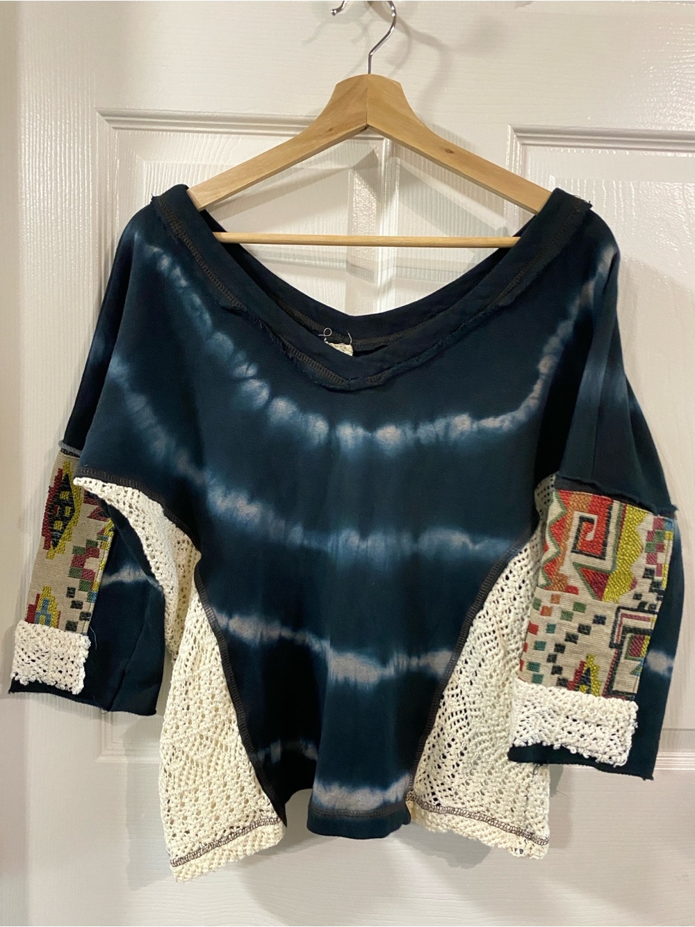 Gimmicks BKE Aztec Tie-Dye Navy Crochet Sleeve V-Neck Sweater M Boho Y2K Grunge